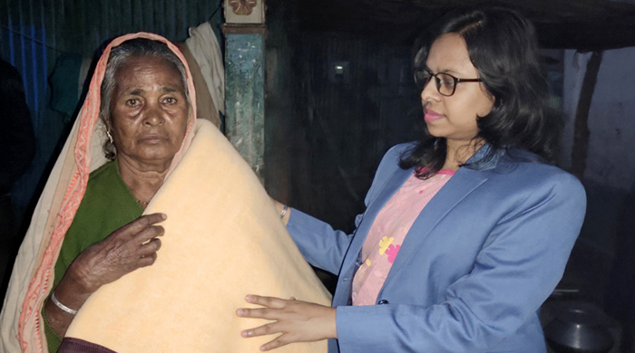 কালুখালীতে গভীর রাতে কম্বল নিয়ে হতদরিদ্র শীতার্তদের কাছে ইউএনও